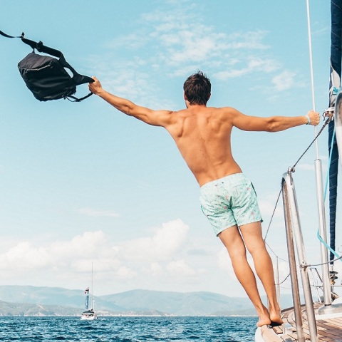 Ένα αγόρι σε ένα σκάφος στη Μύκονο.