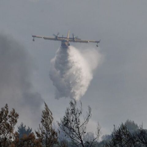 Ελικόπτερο της Πυροσβεστικής κάνει ρίψη νερού © EUROKINISSI 