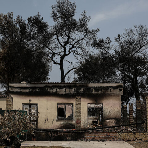 Κατεστραμμένο κτίριο στην Εύβοια μετά τις φωτιές