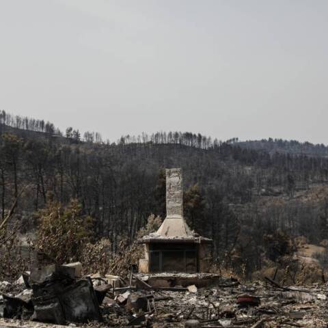 Για ένατη ημέρα καίνε οι πυρκαγιές στα μέτωπα της βόρειας Εύβοιας. Στιγμιότυπο από την Αγία Άννα. 