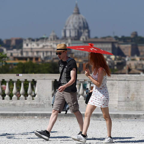 Καύσωνας στην Ιταλία: Τουρίστες στη Βίλα Μποργκέζε, στα περίχωρα της Ρώμης, με ομπρέλα για να προστατευτούν από τον καυτό ήλιο