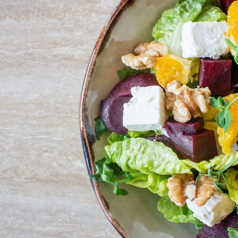 Ένα πιάτο με σαλάτα.