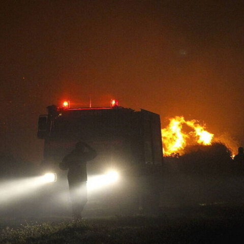Πυροσβέστες επιχειρούν τη νύχτα σε δασική πυρκαγιά