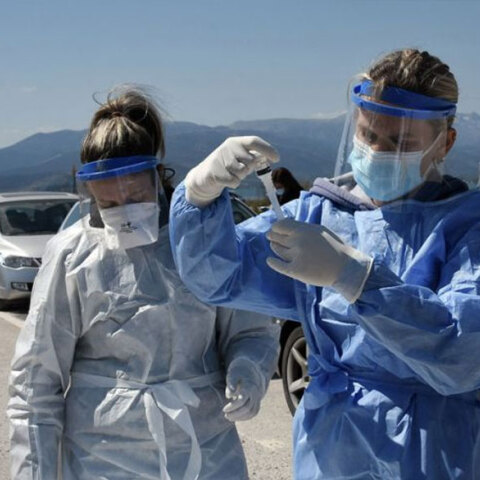 Υγειονομικοί από κινητό κλιμάκιο του ΕΟΔΥ διενεργούν δωρεάν rapid test για κορωνοϊό