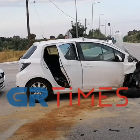 Σέρρες: «Διαλύθηκε» το μπροστινό μέρος στο αυτοκίνητο που ενεπλάκη σε τροχαίο δυστύχημα