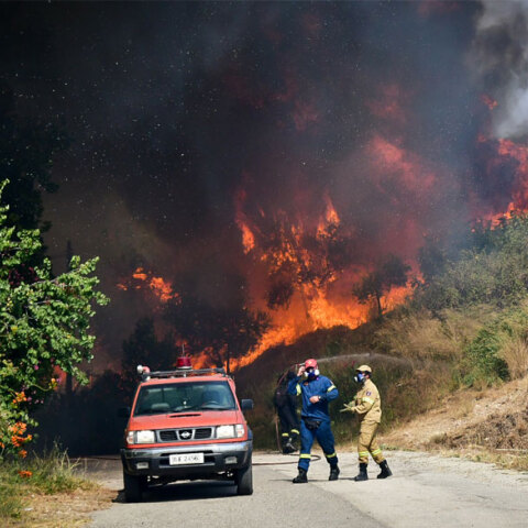 Δασική πυρκαγιά σε εξέλιξη με πυροσβέστες να προσπαθούν να τη σβήσουν - Εκκενώθηκε οικισμός στην Αρχαία Κόρινθο όπου μαίνεται φωτιά