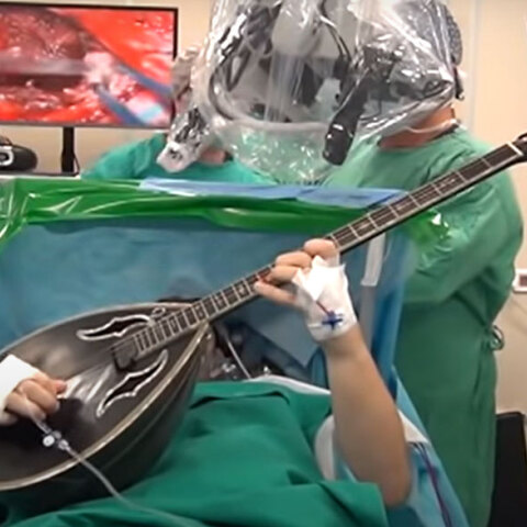 Ο Μήτσος Κύρτσος με το μπουζούκι του στο χειρουργείο, την ώρα της επέμβασης