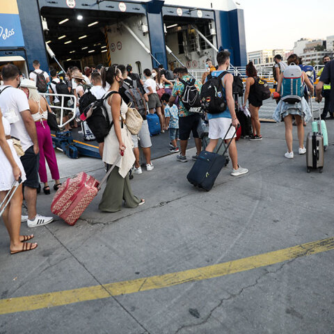 Αυξημένη η κίνηση στον Πειραιά, καθώς οι αδειούχοι του Δεκαπενταύγουστου αναχωρούν για τα νησιά