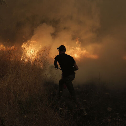 Εθελοντής σε φωτιά στην Εύβοια - Συνεχίζεται η κατάσβεση των πυρκαγιών σε Μεσοχώρια Καρύστου και Αρχαία Κόρινθο