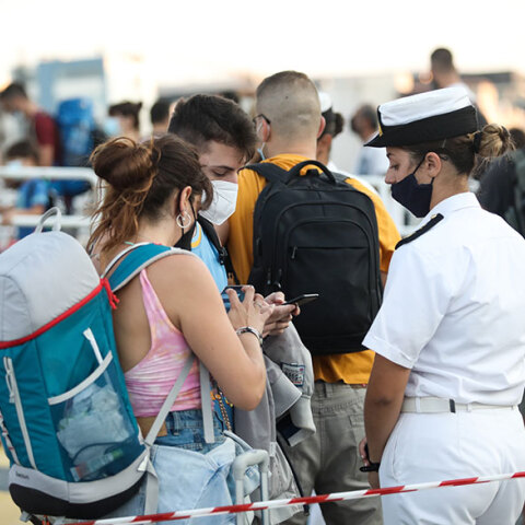 Έλεγχος του Λιμενικού στο λιμάνι του Πειραιά για τα μέτρα που αφορούν τη μετακίνηση στα νησιά λίγο πριν από τον Δεκαπενταύγουστο