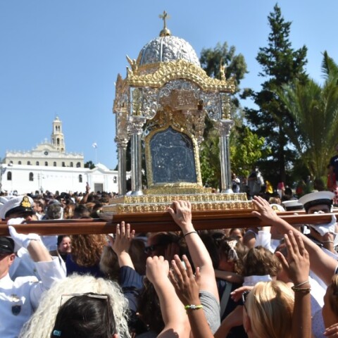 Περιφορά της εικόνα της Παναγίας στην Τήνο ανήμερα του Δεκαπενταύγουστου © AΠΕ / ΘΕΟΧΑΡΗΣ ΛΑΣΚΑΡΗΣ