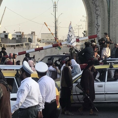 Μαχητές των Ταλιμπάν συγκεντρώνονται μία ημέρα μετά τον έλεγχο του Κανταχάρ, Αφγανιστάν, 14 Αυγούστου 2021 © ΕPA / STRINGER