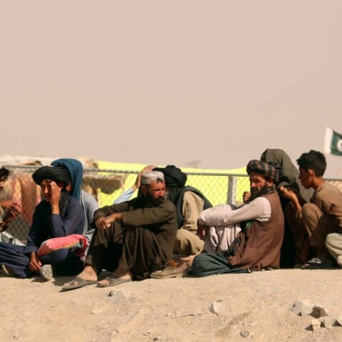 Aνθρωποι εγκλωβισμένοι στα σύνορα Πακιστάν-Αφγανιστάν © EPA / AKHTER GULFAM  