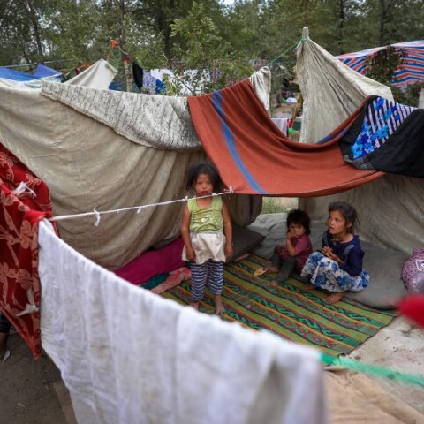 Eκτοπισμένες οικογένειες από βόρειες επαρχίες του Αφγανιστάν © EPA / HEDAYATULLAH AMID 