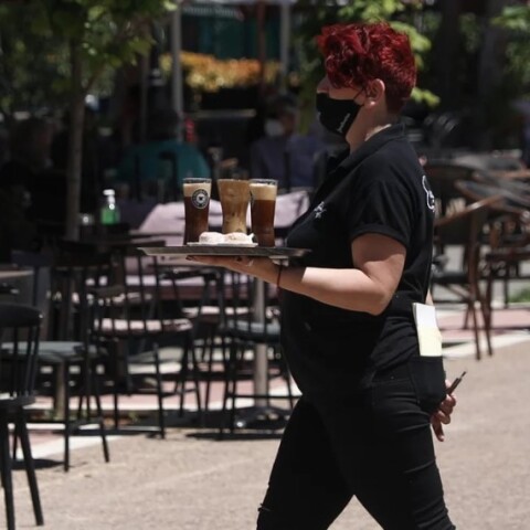 Καφετέρεια στο κέντρο της Αθήνας © EUROKINISSI