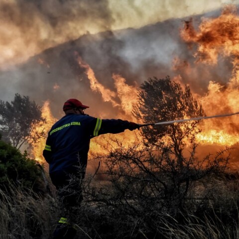 Δασική πυρκαγιά σε εξέλιξη με πυροσβέστες να προσπαθούν να τη σβήσουν - Εκκενώθηκε οικισμός στην Αρχαία Κόρινθο όπου μαίνεται φωτιά © EUROKINISSI 