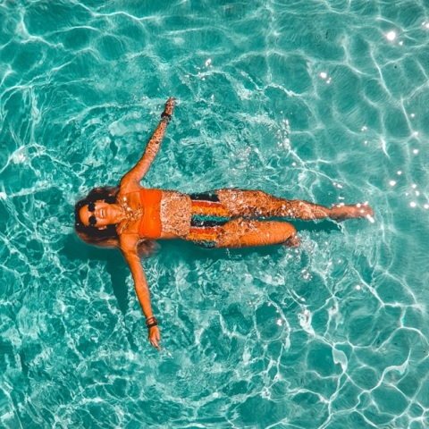 Μια γυναίκα απολαμβάνει τη θάλασσα