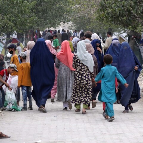 Κάτοικοι της Καμπούλ εγκαταλείπουν τα σπίτια τους © EPA / HEDAYATULLAH AMID