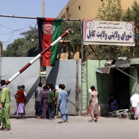 Αφγανοί που εργάζονται σε διαφορετικά γραφεία σπεύδουν στα σπίτια τους μετά την είδηση ​​ότι οι Ταλιμπάν έφτασαν στα περίχωρα της Καμπούλ © EPA / STRINGER