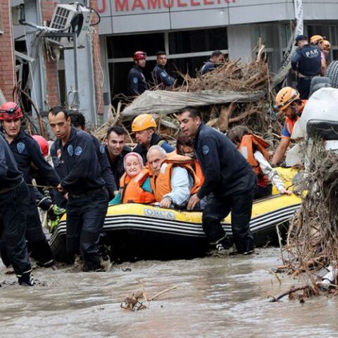 Στην Τουρκία ηλικιωμένοι απομακρύνονται με φουσκωτή βάρκα από διασώστες - Μεγάλες πλημμύρες στο βόρειο τμήμα της χώρας © EPA/MEHMET KAMAN 