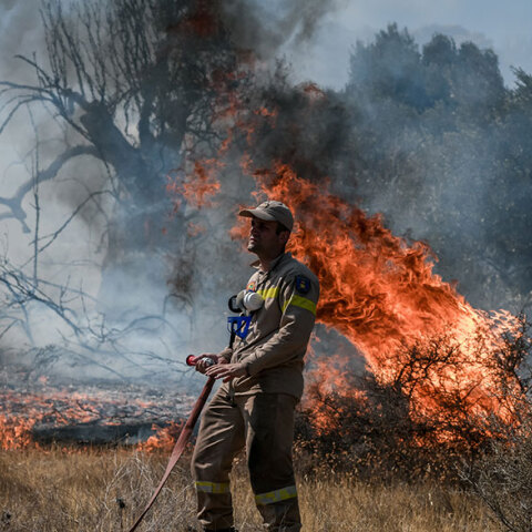 Πυροσβέστης στην Κερατέα, αντιμέτωπος με τη φωτιά