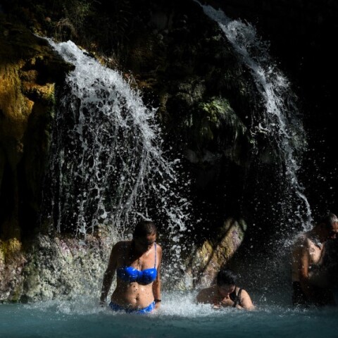 Γυναίκα κάνει μπάνιο στα Ιαματικά Λουτρα Πόζαρ Λουτρακίου © EUROKINISSI
