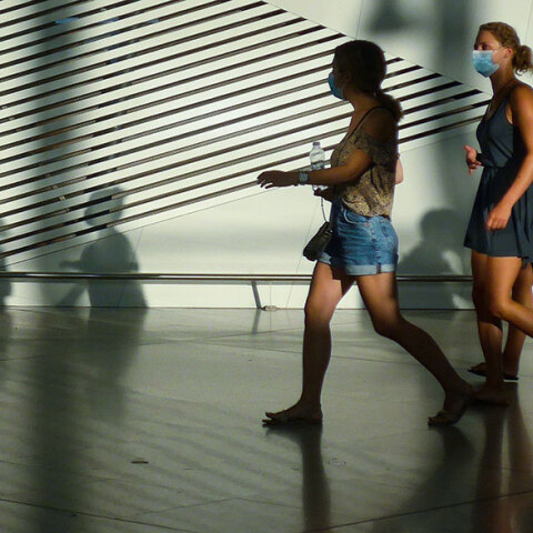 Κοπέλες με μάσκα για τον κορωνοϊό στο αεροδρόμιο «Ελευθέριος Βενιζέλος» (ΦΩΤΟ ΑΡΧΕΙΟΥ) - Ο ΕΟΔΥ ανακοίνωσε σήμερα Δευτέρα 16 Αυγούστου 2021 τα νέα κρούσματα κορωνοϊού στην Ελλάδα