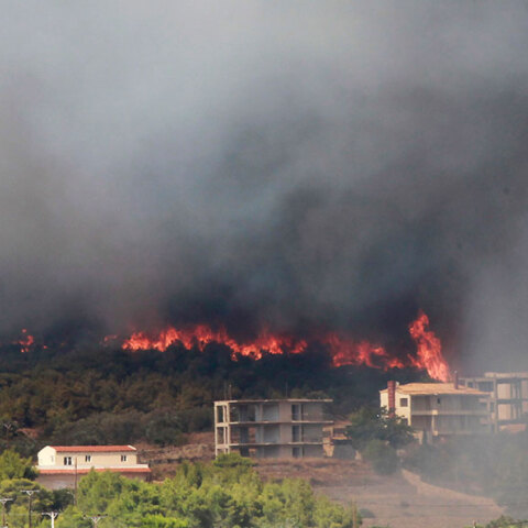 Φωτιά στην Κερατέα: Οι φλόγες κατεβαίνουν απειλητικά την πλαγιά, πλησιάζοντας σπίτια