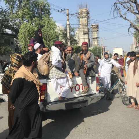 Ταλιμπάν περιπολούν πόλεις του Αφγανιστάν © EPA / STRINGER