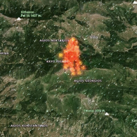 Η φωτιά στα Βίλια, όπως φαίνεται από δορυφόρο μέσω της εφαρμογής Zoom Earth