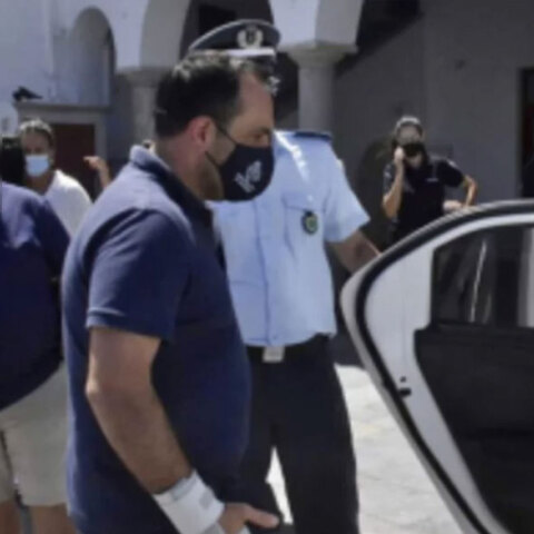 Η στιγμή που ο δήμαρχος Μυκόνου συλλαμβάνεται στο πλαίσιο του αυτοφώρου μετά τη μήνυση επιχειρηματία