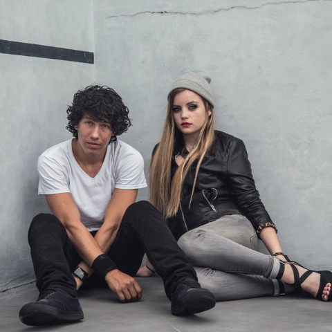 Άντρας και γυναίκα καθισμένοι στο πάτωμα