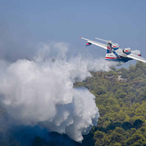 Το ρωσικό Beriev-200 επιχειρεί στη φωτιά στα Βίλια