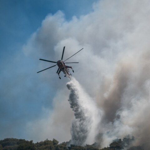 Ελικόπτερο συμμετέχει στην κατάσβεση της φωτιάς