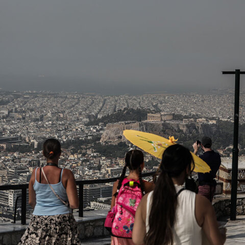 Τουρίστες στην Ακρόπολη (ΦΩΤΟ ΑΡΧΕΙΟΥ) - Ο ΕΟΔΥ ανακοίνωσε την κατανομή για τα κρούσματα σήμερα Τρίτη 17 Αυγούστου 2021 που αφορούν στον κορωνοϊό