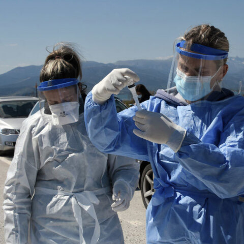 Υγειονομικός διενεργεί δωρεάν rapid test για κορωνοϊό (ΦΩΤΟ ΑΡΧΕΙΟΥ) - Σε 140 σημεία σε όλη την Ελλάδα την Τετάρτη 18 Αυγούστου κινητά κλιμάκια του ΕΟΔΥ