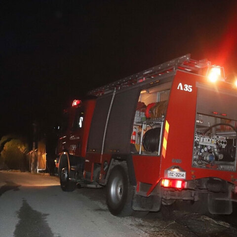 Πυροσβεστικό όχημα σε δασική πυρκαγιά - Σε επιφυλακή οι πυροσβέστες στην Κερατέα για ενδεχόμενες αναζωπυρώσεις τη νύχτα