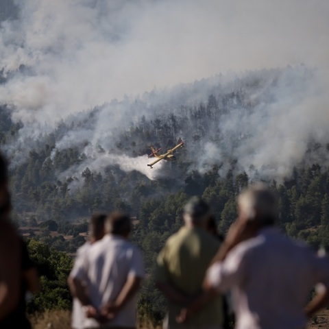 Φωτιά στα Βίλια - Εικόνα από την επιχείρηση κατάσβεσης