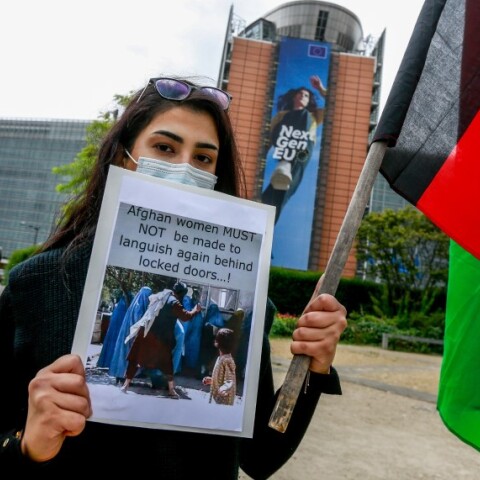 Νεαρή γυναίκα διαμαρτύρεται για τα δικαιώματα των γυναικών στο Αφγανιστάν © EPA / STEPHANIE LECOCQ