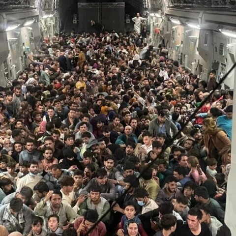 Αφγανοί πολίτες απομακρύνονται από την Καμπούλ