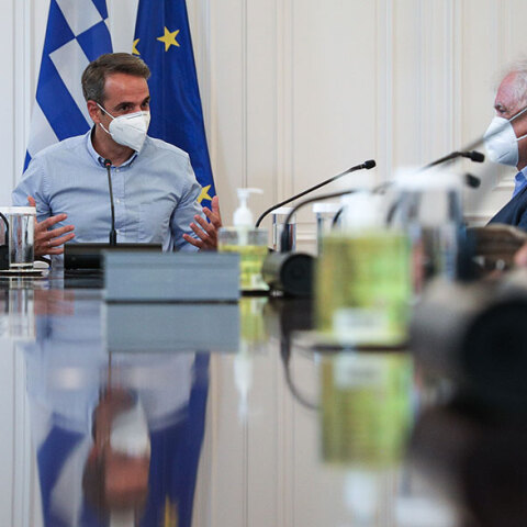 Ο πρωθυπουργός Κυριάκος Μητσοτάκης προεδρεύει σε σύσκεψη για την ανασυγκρότηση στην Εύβοια μετά τις πυρκαγιές, στην οποία συμμετείχε ο επικεφαλής της αρμόδιας ειδικής επιτροπής, Σταύρος Μπένος