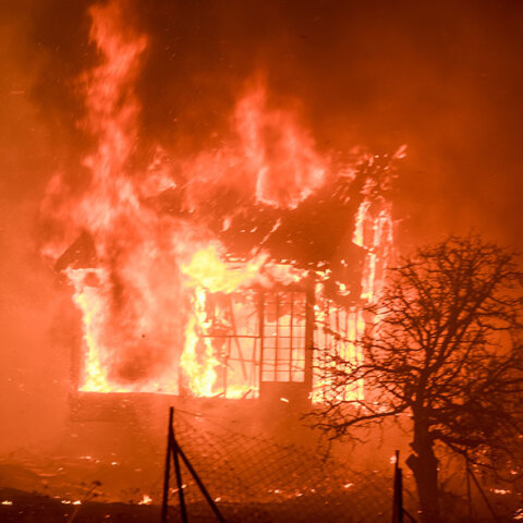 Φωτιά στα Βίλια - Κτίριο έχει παραδοθεί στις φλόγες
