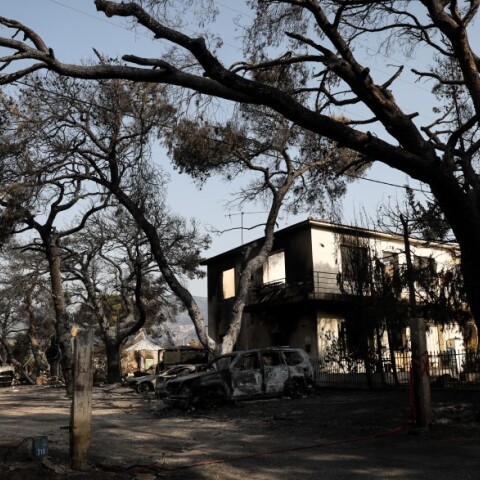 Καμμένο σπίτι μετά την καταστροφική πυρκαγιά στην Εύβοια © EUROKINISSI