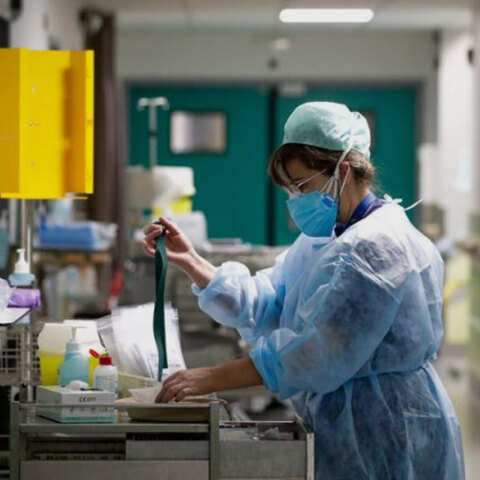 Νοσοκόμα με μάσκα και προστατευτική στολή για κορωνοϊό σε νοσοκομείο στις Βρυξέλλες