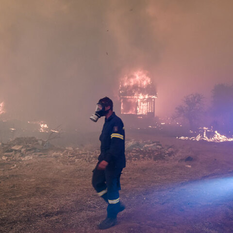 Αποπνικτική η ατμόσφαιρα στα Βίλια, καθώς μαίνεται η μεγάλη φωτιά