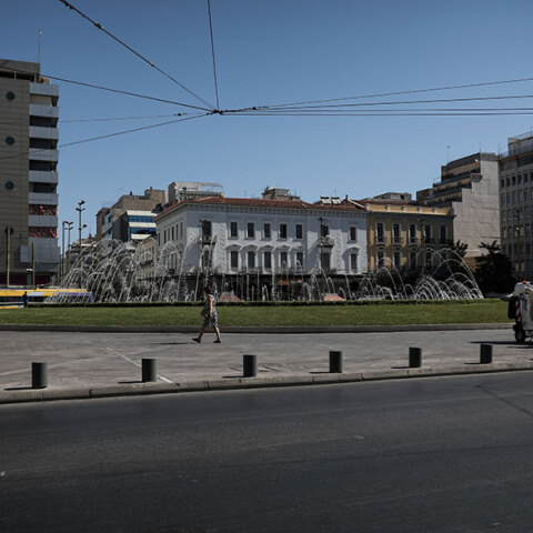Το συντριβάνι στην πλατεία Ομονοίας (ΦΩΤΟ ΑΡΧΕΙΟΥ) - Ο ΕΟΔΥ ανακοίνωσε την κατανομή για τα κρούσματα σήμερα Τετάρτη 18 Αυγούστου 2021 που αφορούν στον κορωνοϊό