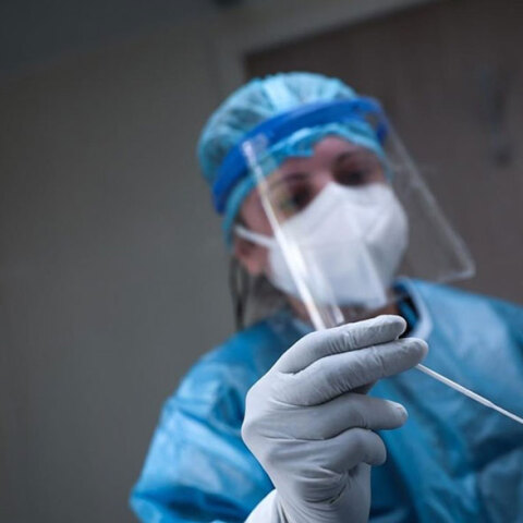 Υγειονομικός διενεργεί δωρεάν rapid test για κορωνοϊό (ΦΩΤΟ ΑΡΧΕΙΟΥ) - Σε 136 σημεία σε όλη την Ελλάδα την Πέμπτη 19 Αυγούστου κινητά κλιμάκια του ΕΟΔΥ