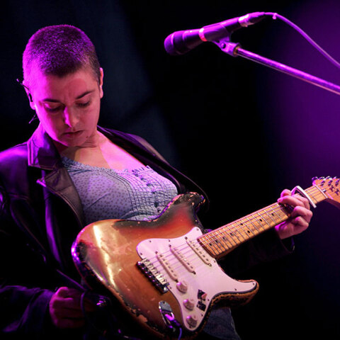 Η Sinead O'Connor δηλώνει ότι ταυτίζεται με τον πρίγκιπα Χάρι, καθώς και οι δυο είχαν χάσει τη μητέρα τους όταν ήταν έφηβοι