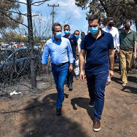Ο Αλέξης Τσίπρας, πρόεδρος ΣΥΡΙΖΑ, σε πρόσφατη επίσκεψή του στην Ηλεία μετά τις φωτιές