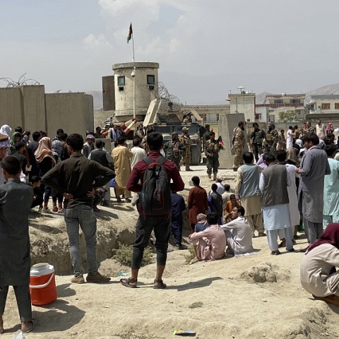 Αφγανιστάν: Πολίτες έξω από το αεροδρόμιο